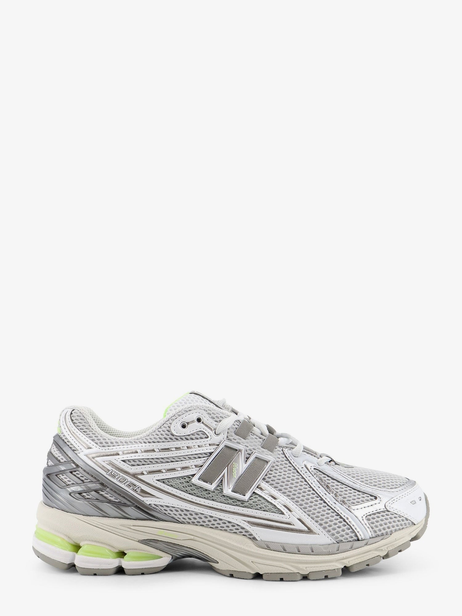 nanito_source_url:https://nokinstyle.com/2391293/u19063-mesh-sneakers-with-logo-on-the-side.jpg
