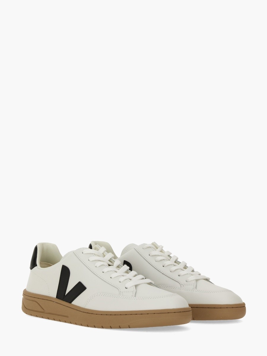 nanito_source_url:https://nokinstyle.com/2348789/sneaker-v-12.jpg
