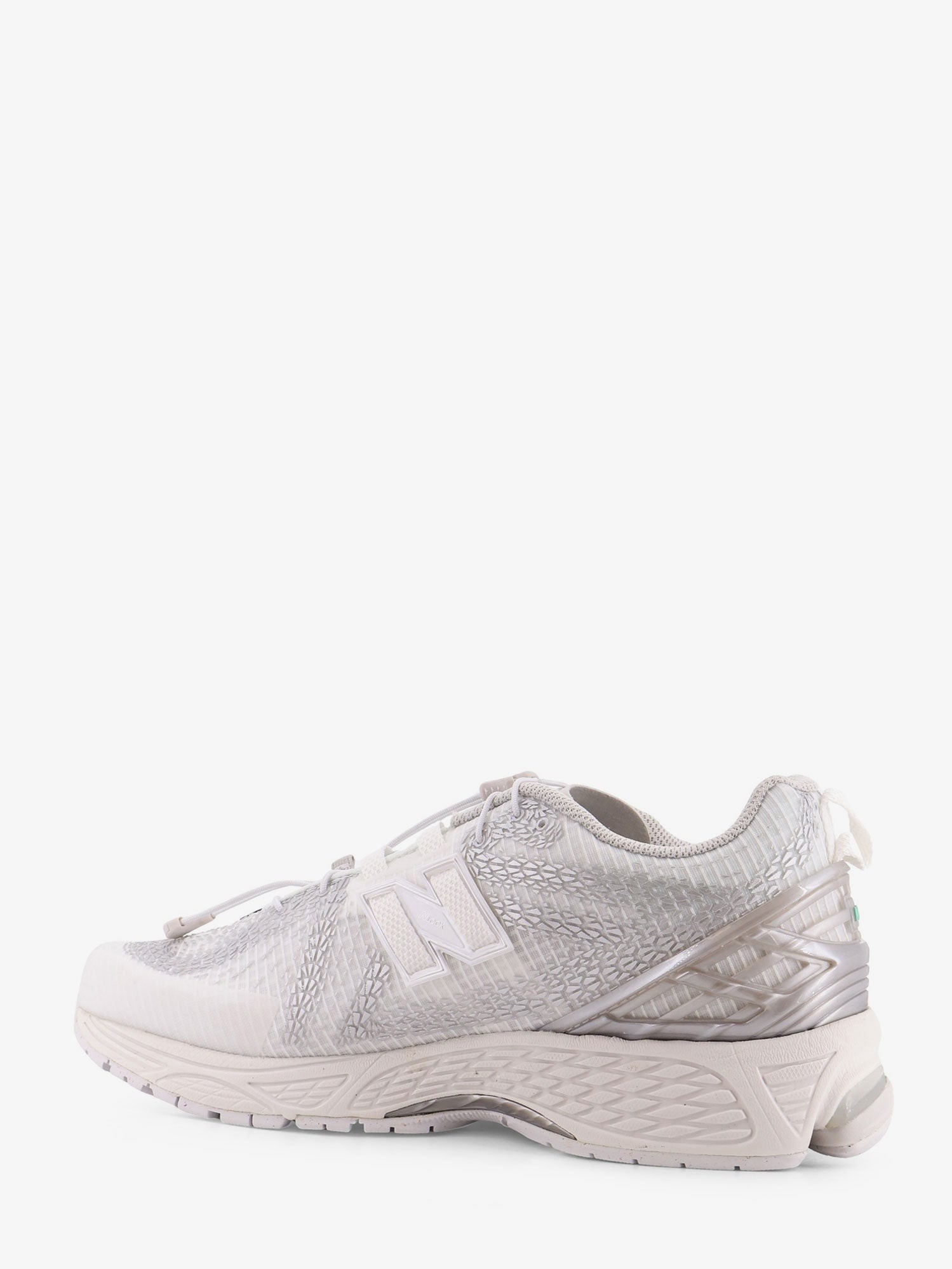 nanito_source_url:https://nokinstyle.com/2394406/190611-technical-fabric-sneakers-with-logo-on-the-side.jpg