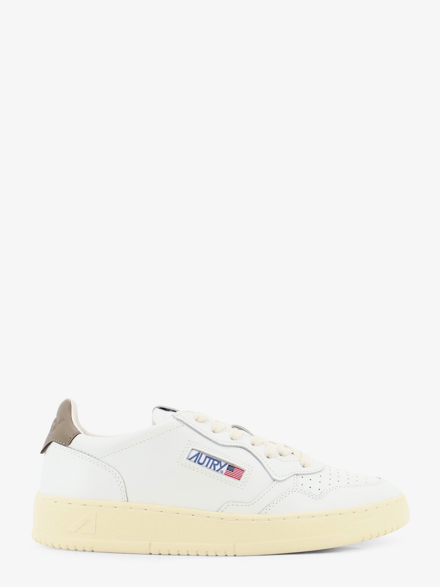 nanito_source_url:https://nokinstyle.com/2440712/medalist-leather-sneakers.jpg