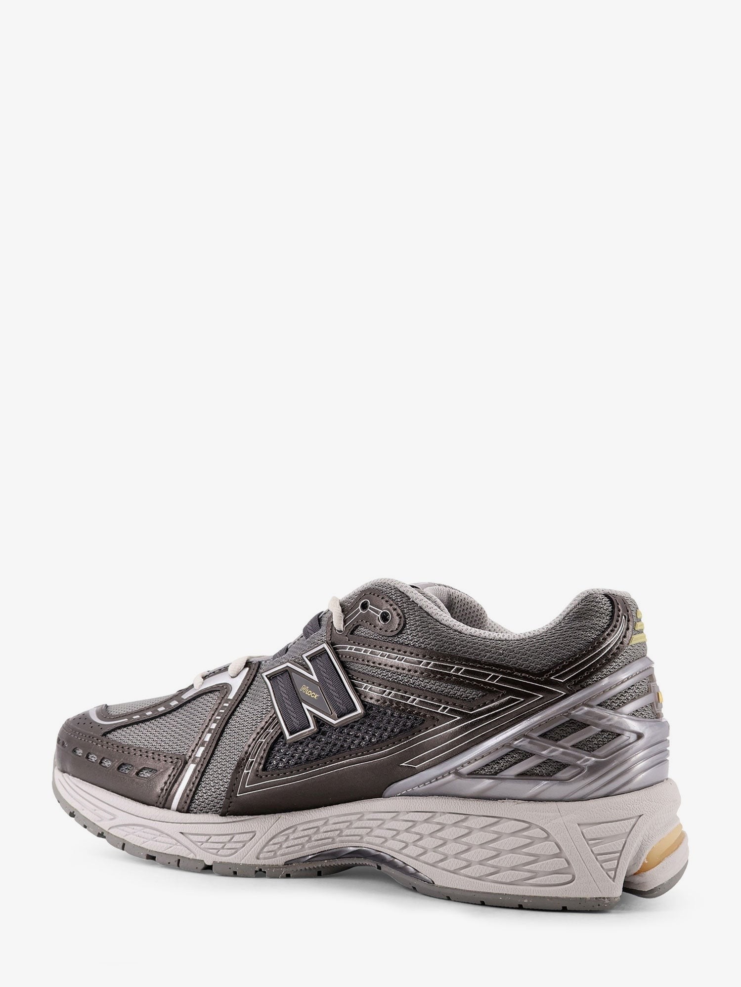 nanito_source_url:https://nokinstyle.com/2398405/19064-mesh-sneakers-with-logo-on-the-side.jpg