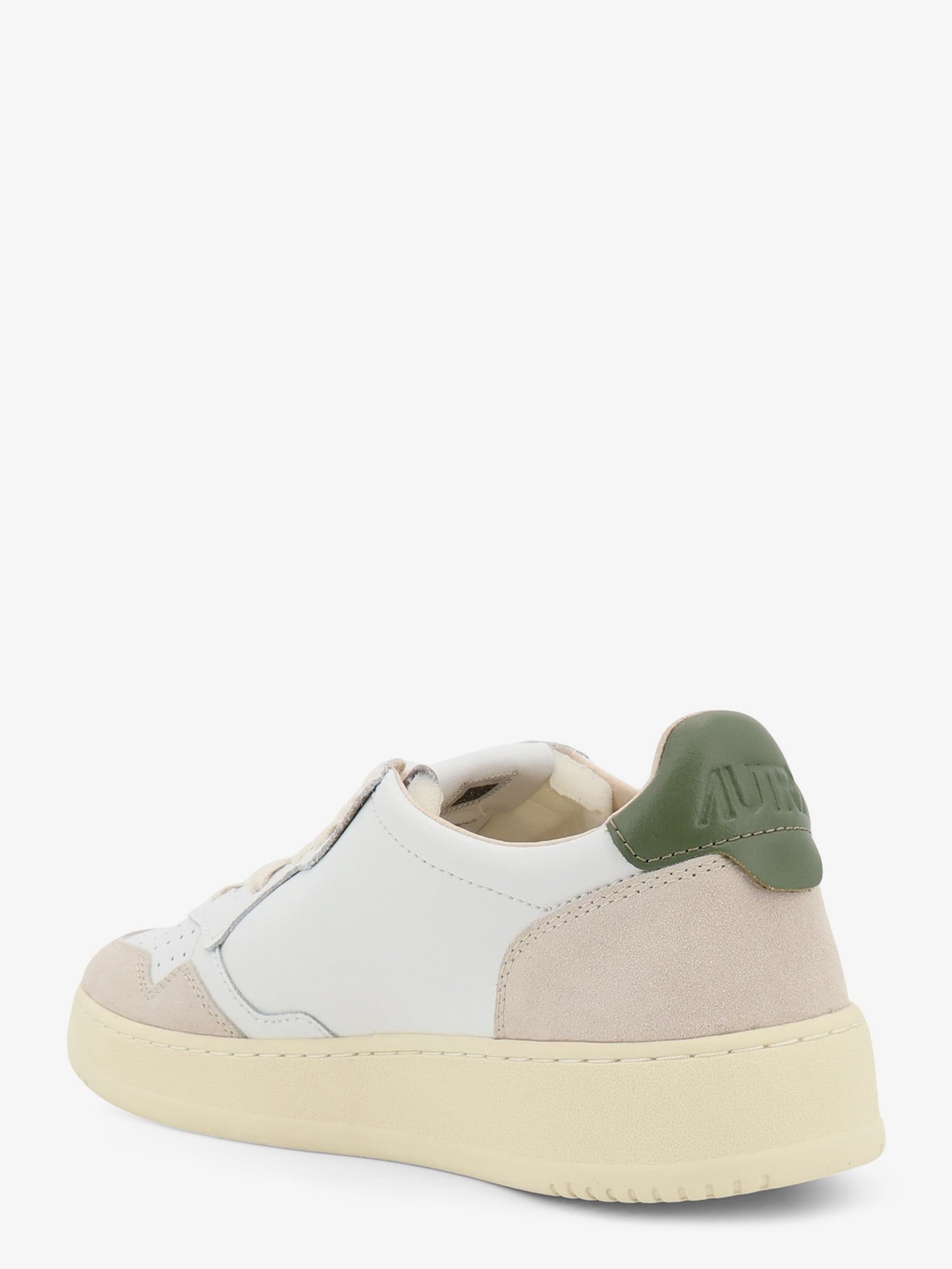 nanito_source_url:https://nokinstyle.com/2436703/medalist-low-leather-sneakers.jpg
