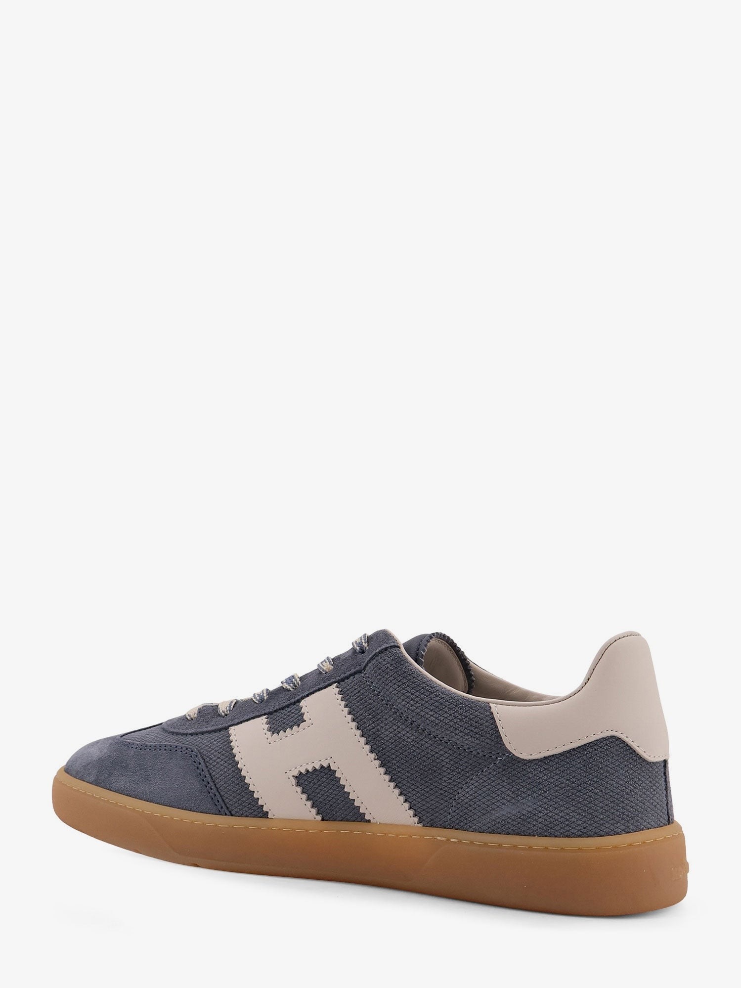 nanito_source_url:https://nokinstyle.com/2402554/suede-sneakers-with-side-logo.jpg