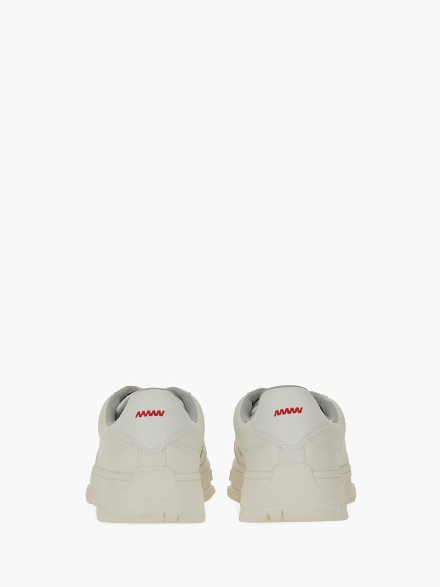 nanito_source_url:https://nokinstyle.com/2371127/sneaker-with-zigzag-detail.jpg