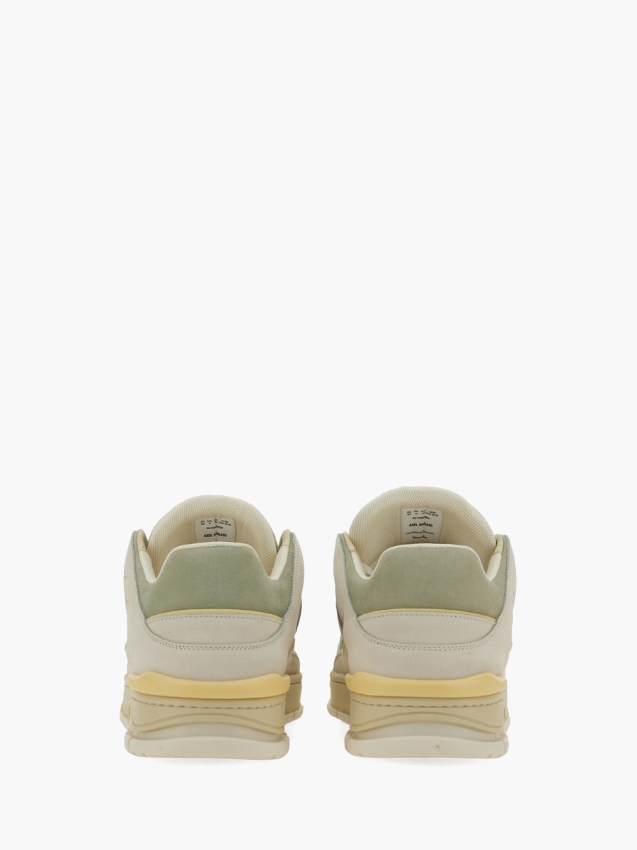 nanito_source_url:https://nokinstyle.com/2364342/sneaker-area-lo.jpg