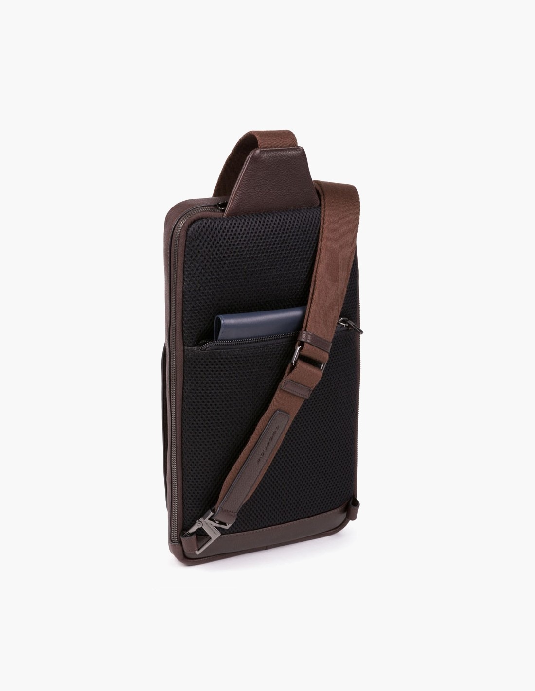 nanito_source_url:https://www.mewse.ro/images/produse/piquadro-tallin-leather-bag-mono-sling-brown-for-men-20-x-33-x-5-cm--1677578815.jpg