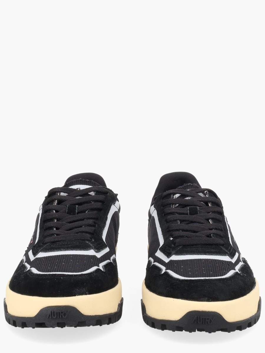 nanito_source_url:https://nokinstyle.com/2337228/wildpace-low-sneaker.jpg