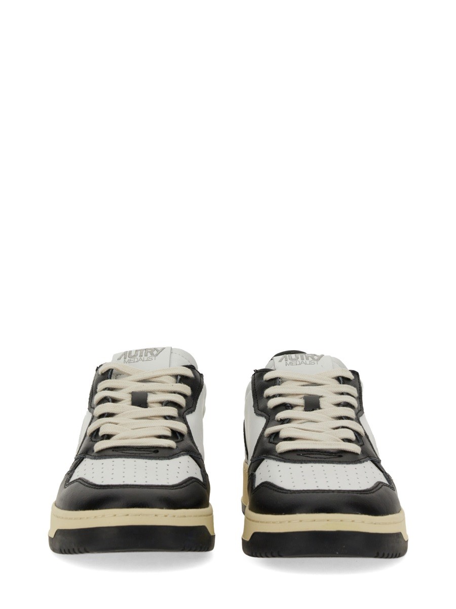 nanito_source_url:https://nokinstyle.com/2438512/sneaker-medalist-low.jpg