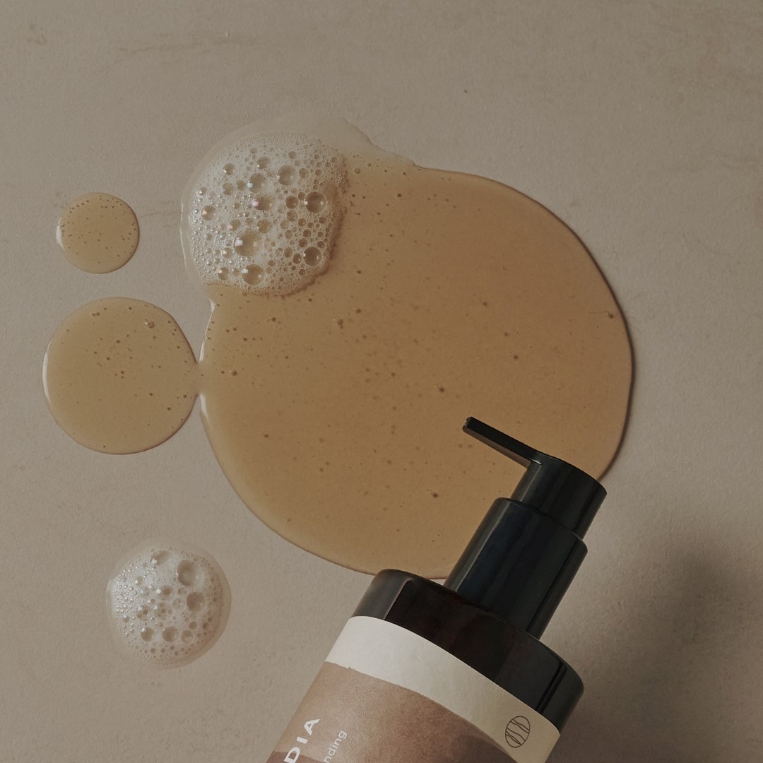 nanito_source_url:https://glowstation.com/wp-content/uploads/FRUDIA-ReProust-Essential-Blending-Body-Wash-Earthy-8803348048893a.jpg