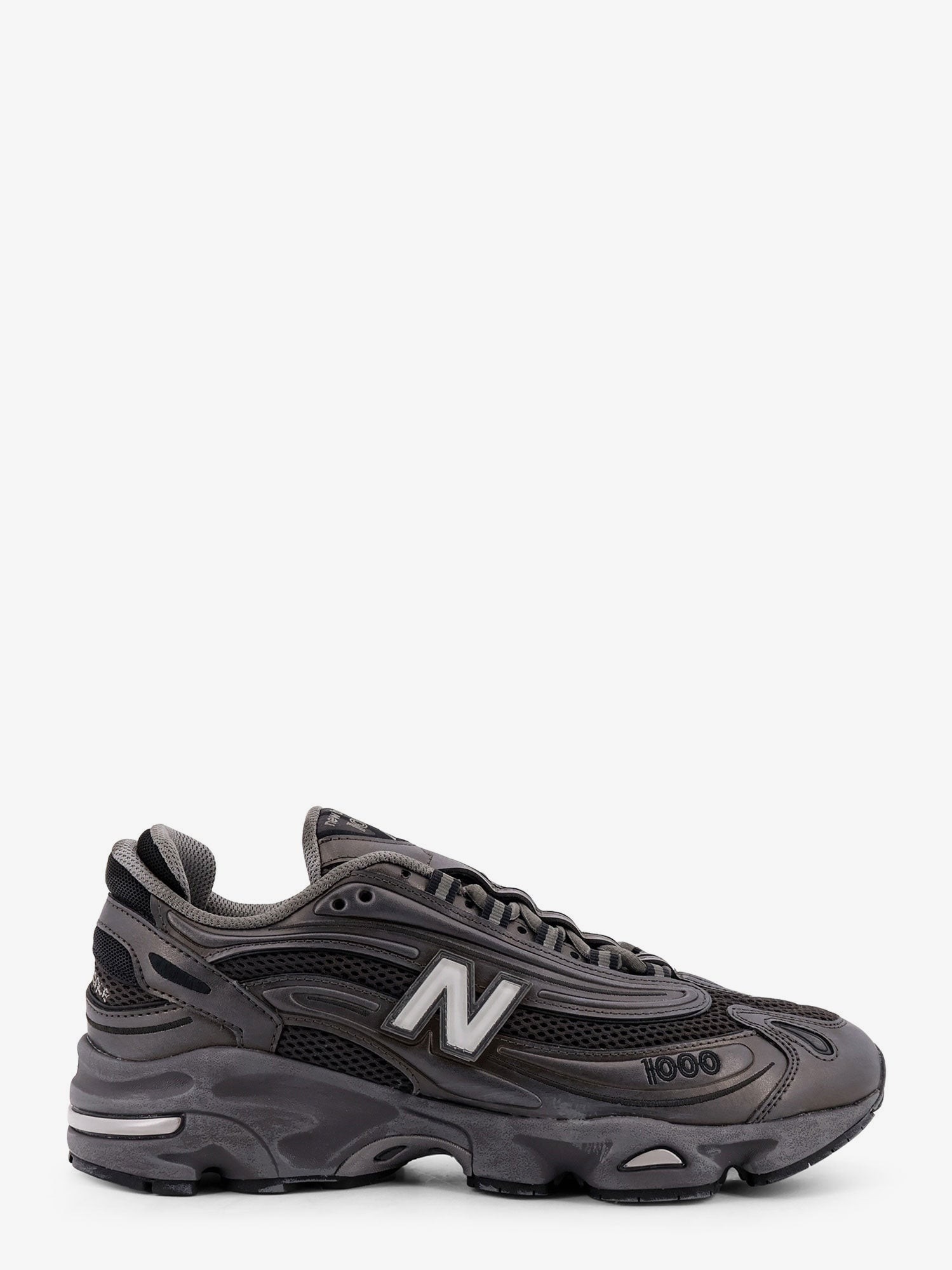 nanito_source_url:https://nokinstyle.com/2398875/1000-low-top-mesh-sneakers.jpg