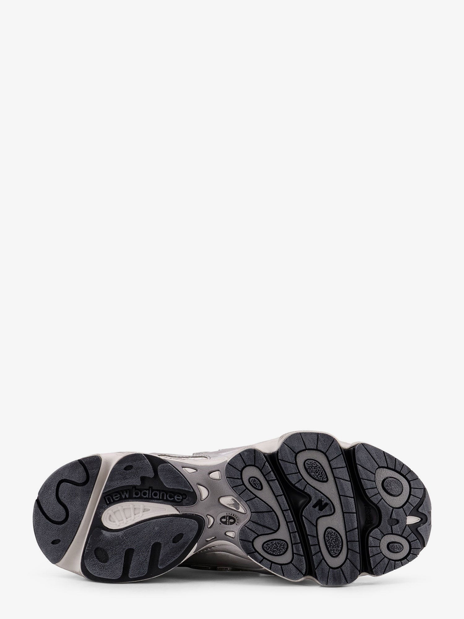 nanito_source_url:https://nokinstyle.com/2398863/1000-low-top-mesh-sneakers.jpg