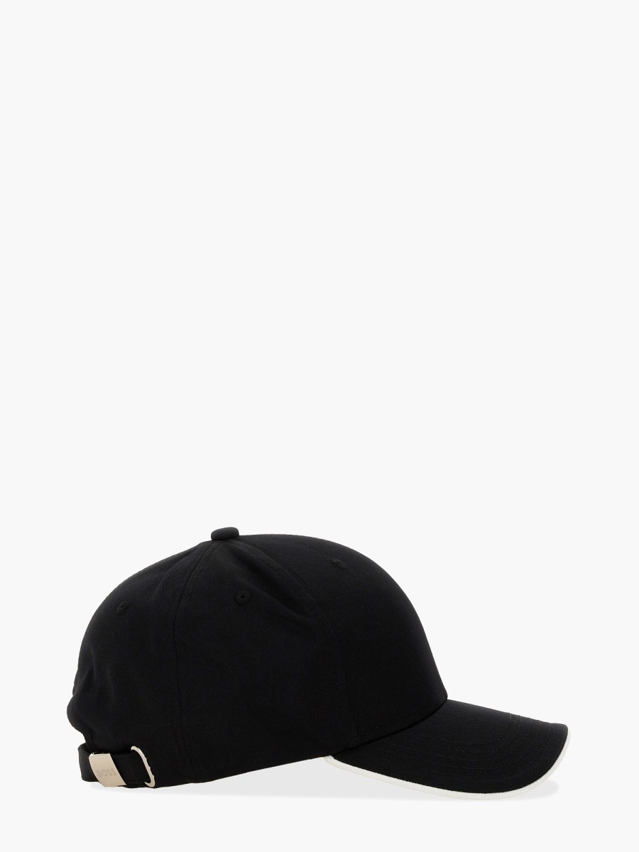 nanito_source_url:https://nokinstyle.com/2342929/baseball-hat-with-logo.jpg