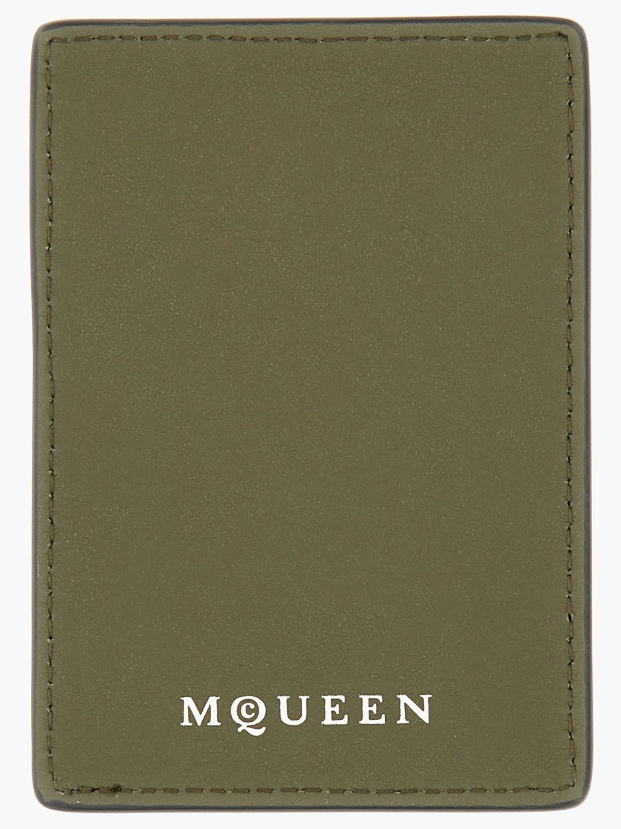 nanito_source_url:https://nokinstyle.com/2371951/magnetic-card-holder-skull.jpg