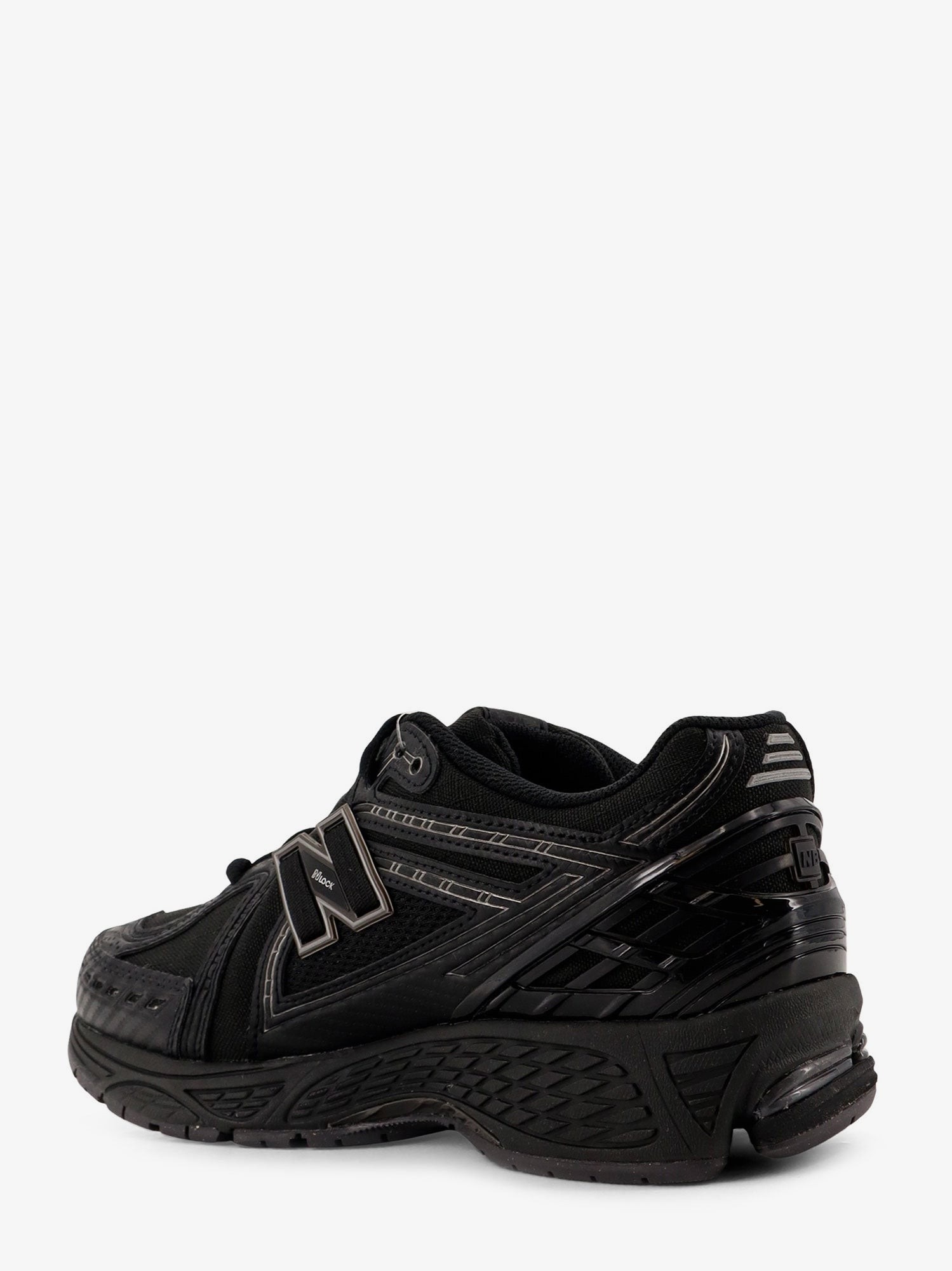 nanito_source_url:https://nokinstyle.com/2397791/nylon-sneakers.jpg