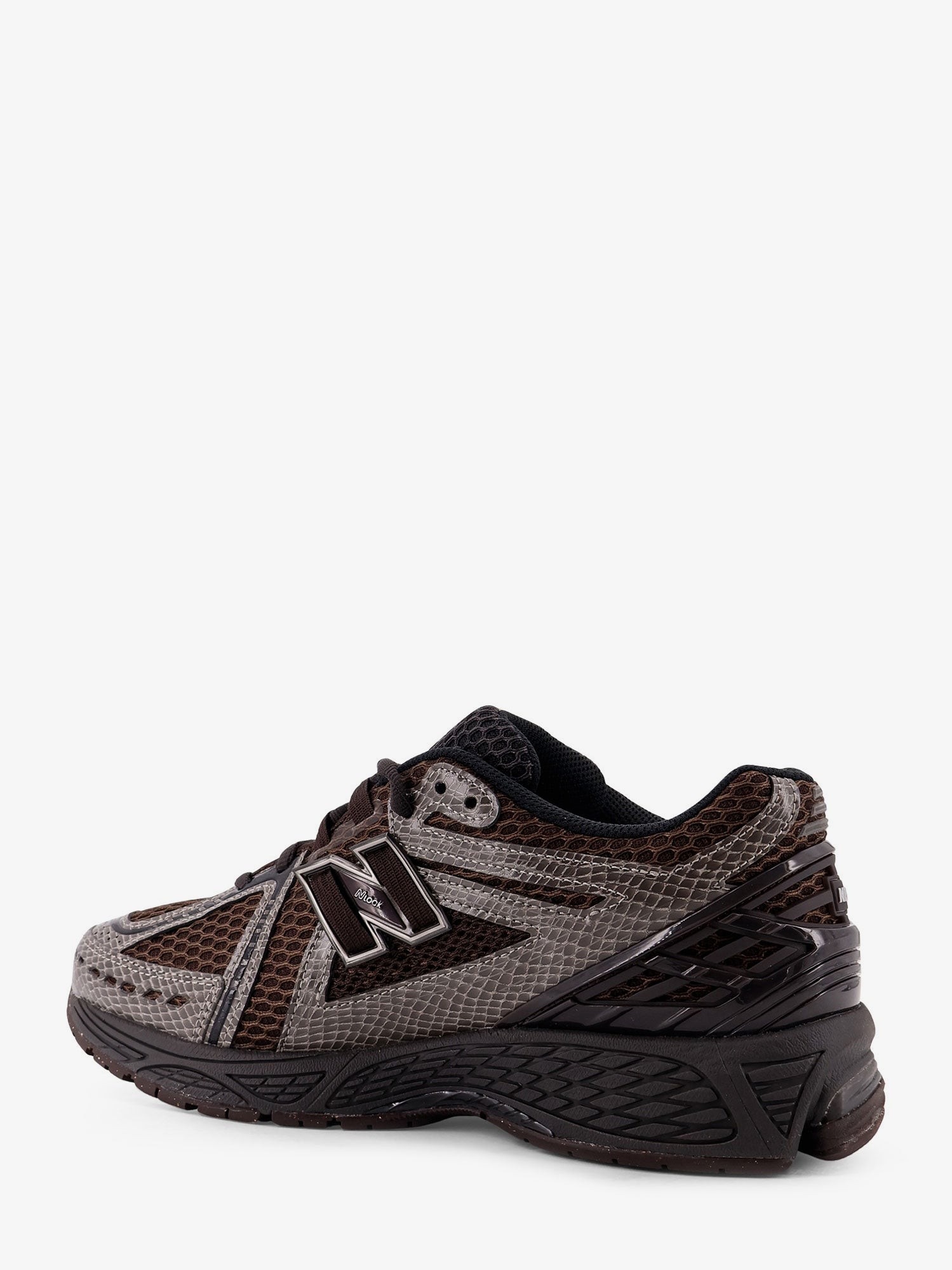 nanito_source_url:https://nokinstyle.com/2398418/19062-mesh-sneakers-with-logo-on-the-side.jpg