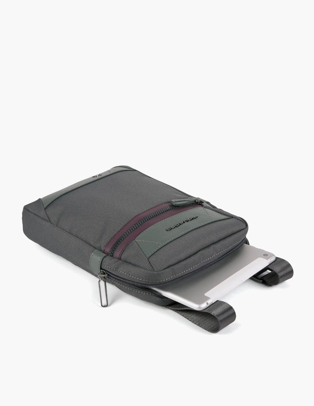 nanito_source_url:https://www.mewse.ro/images/produse/piquadro-trakai-leather-fabric-small-crossbody-bag-green-27-x-21-x-5-cm-for-men--1678093003.jpg