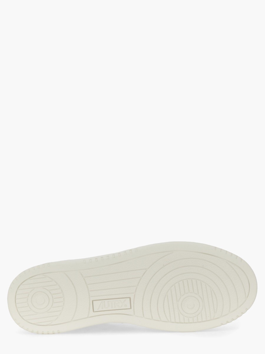 nanito_source_url:https://nokinstyle.com/2337844/medalist-low-sneaker.jpg