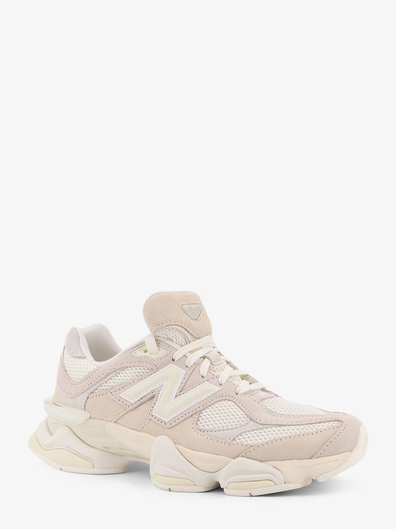 nanito_source_url:https://nokinstyle.com/2408814/9060-suede-and-mesh-low-top-sneakers.jpg