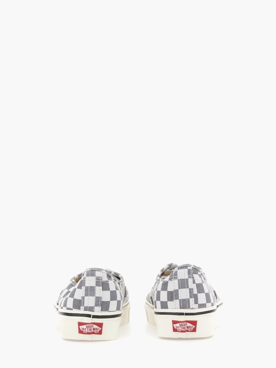 nanito_source_url:https://nokinstyle.com/2359591/sneaker-authentic-44-dx.jpg