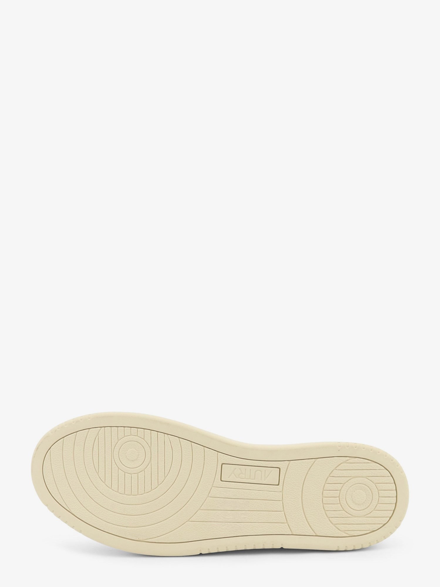 nanito_source_url:https://nokinstyle.com/2436678/medalist-leather-sneakers.jpg