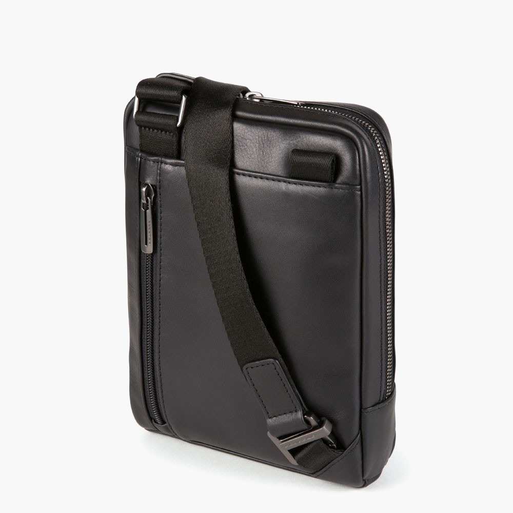 nanito_source_url:https://www.mewse.ro/images/produse/piquadro-obidos-crossbody-bag-black-17-x-22-x-5-00-cm-1678111080.jpg