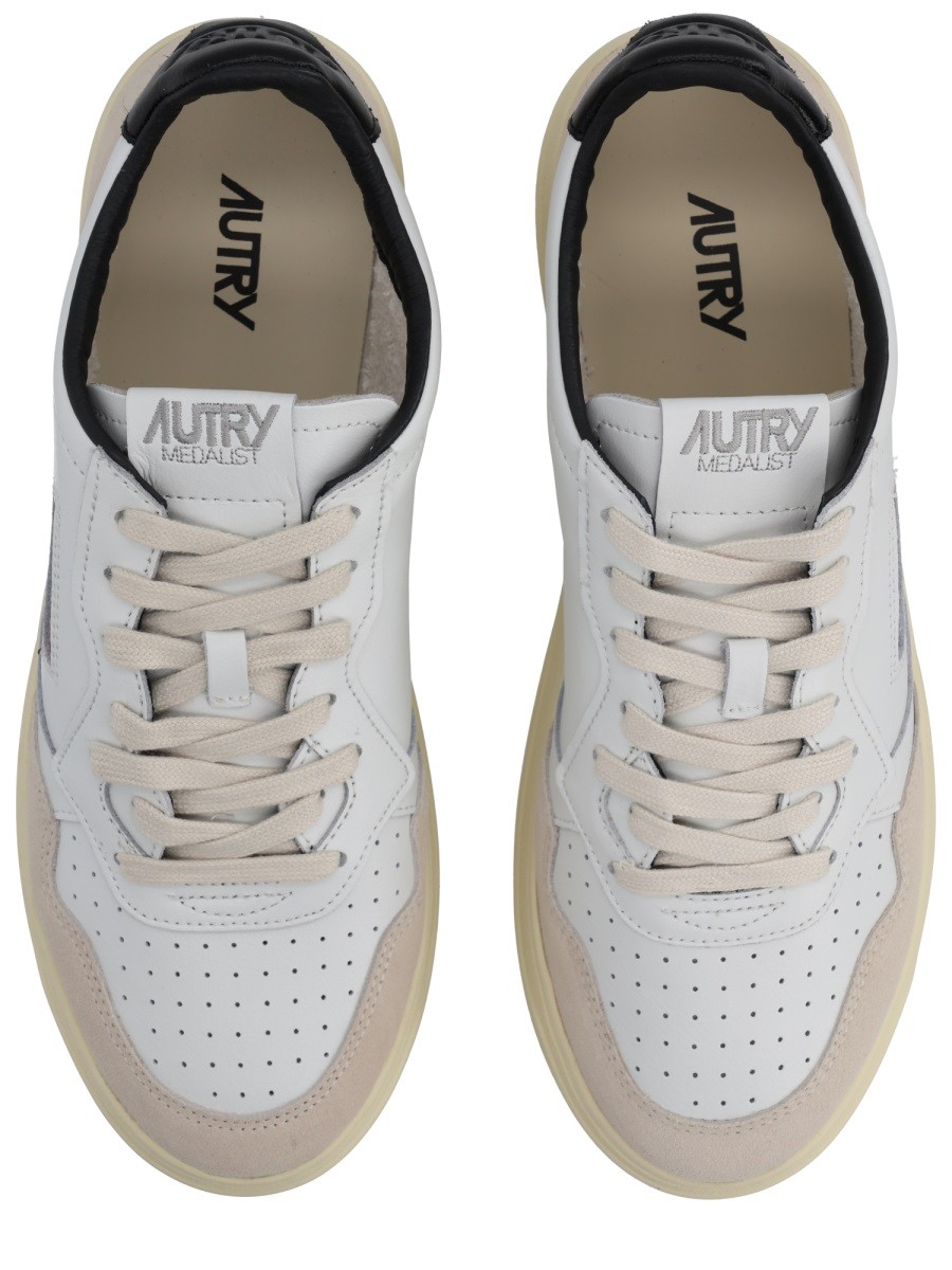 nanito_source_url:https://nokinstyle.com/2438488/sneaker-medalist-low.jpg