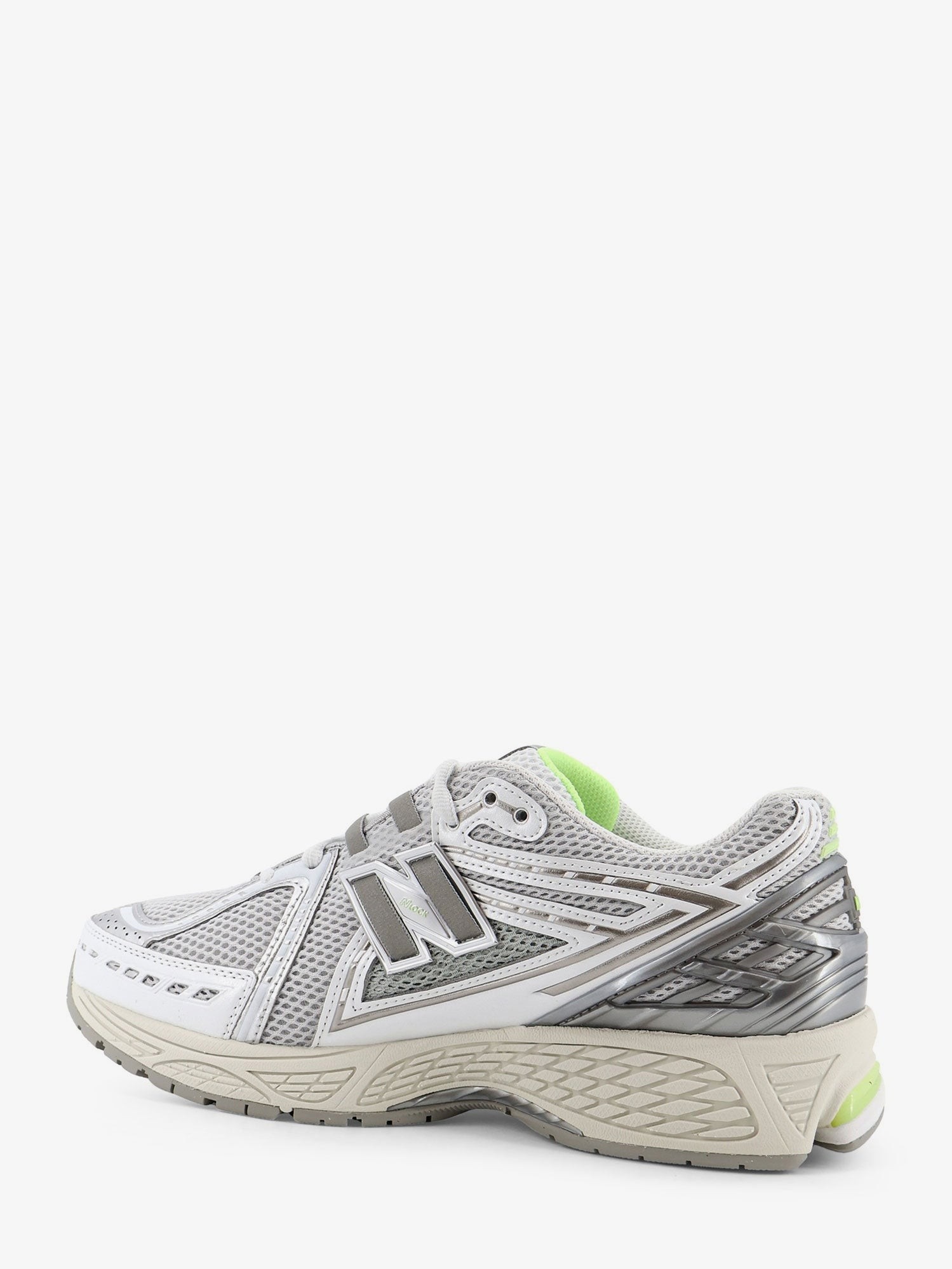 nanito_source_url:https://nokinstyle.com/2391295/u19063-mesh-sneakers-with-logo-on-the-side.jpg