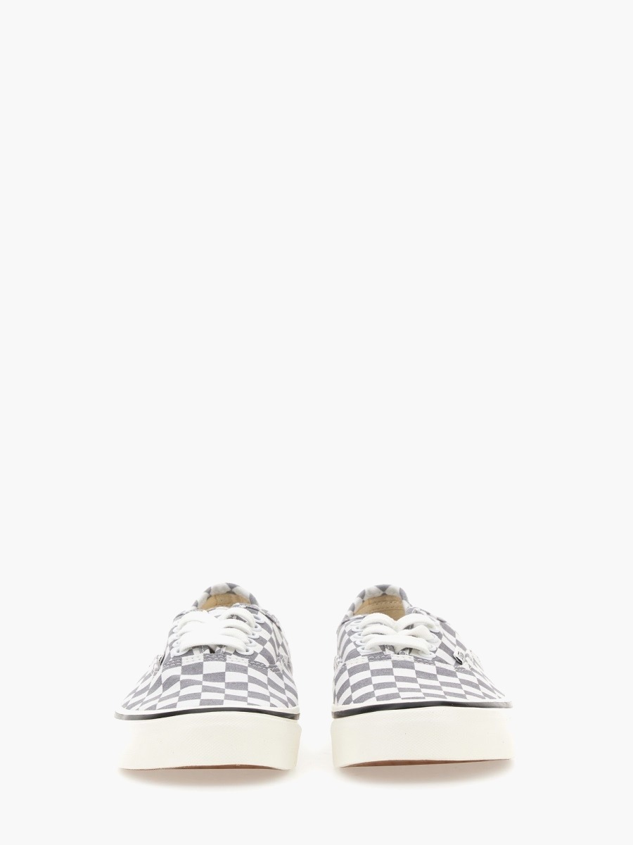 nanito_source_url:https://nokinstyle.com/2359590/sneaker-authentic-44-dx.jpg