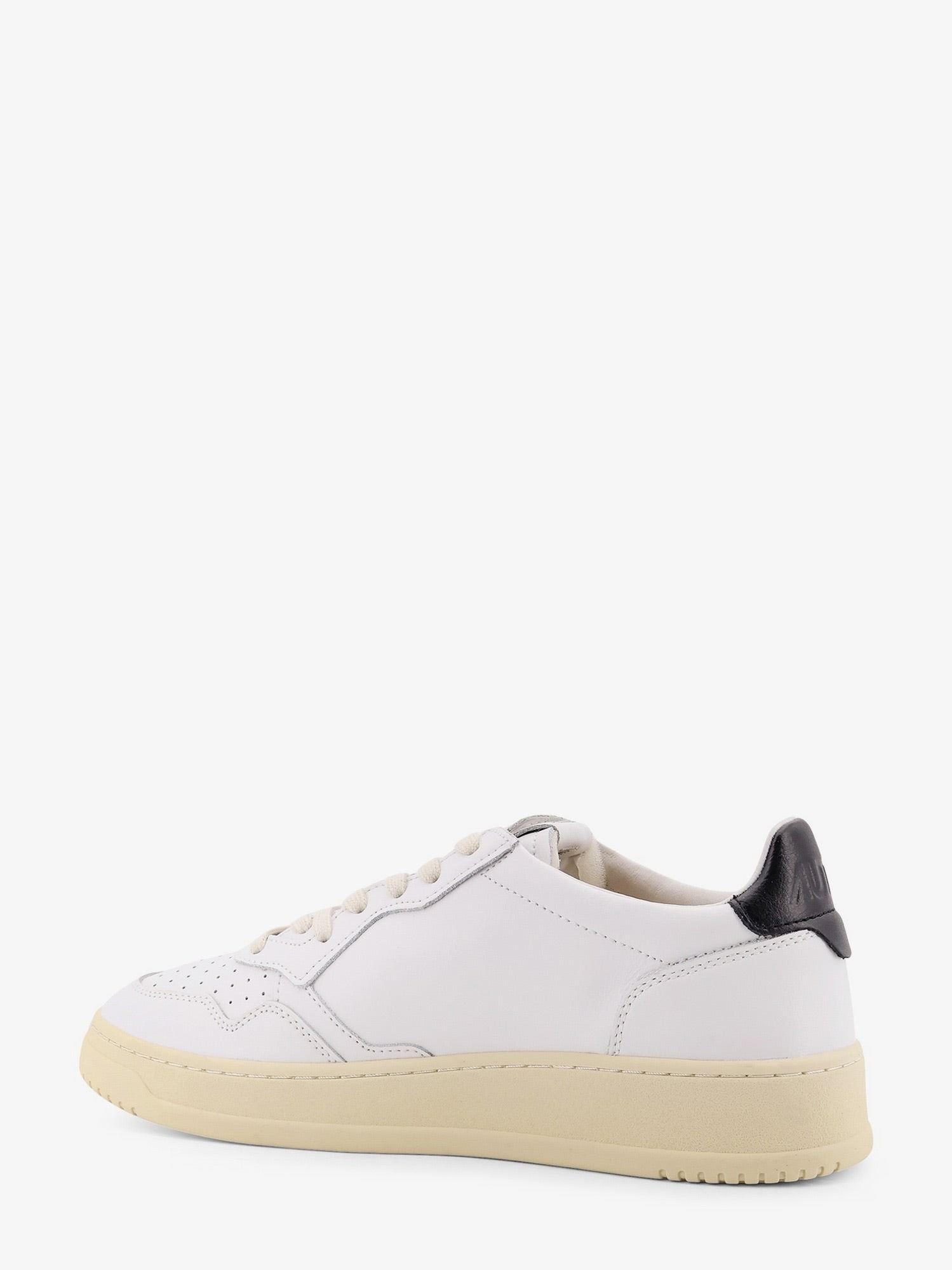 nanito_source_url:https://nokinstyle.com/2442479/medalist-low-leather-sneakers-with-side-logo.jpg