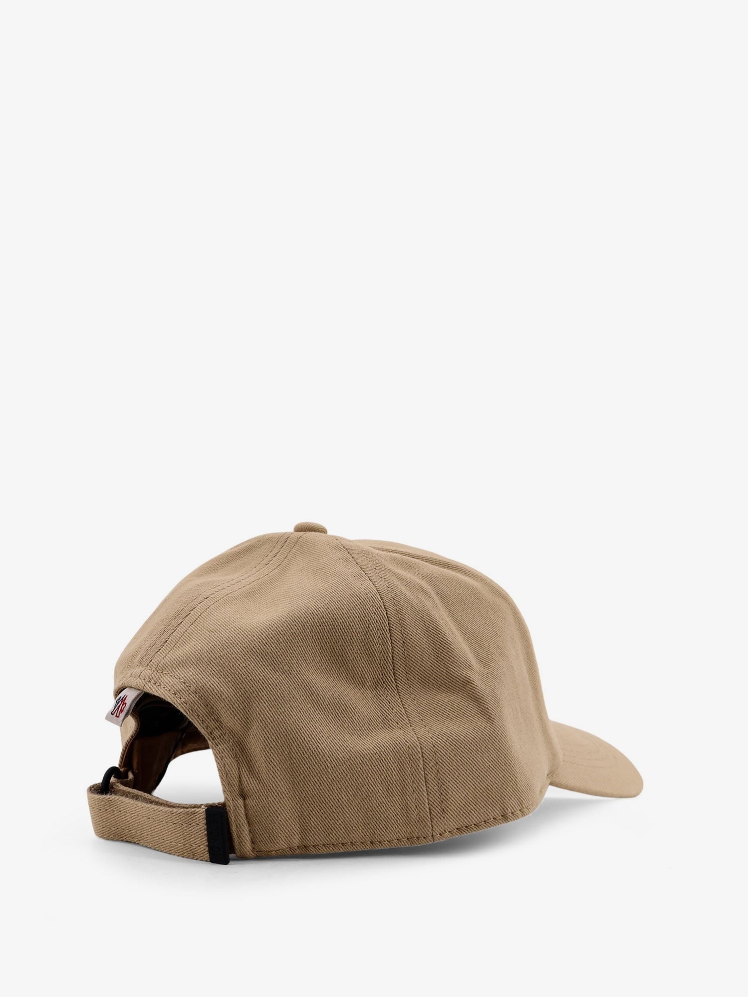 nanito_source_url:https://nokinstyle.com/2397978/cotton-hat-with-logo-patch-on-the-front.jpg