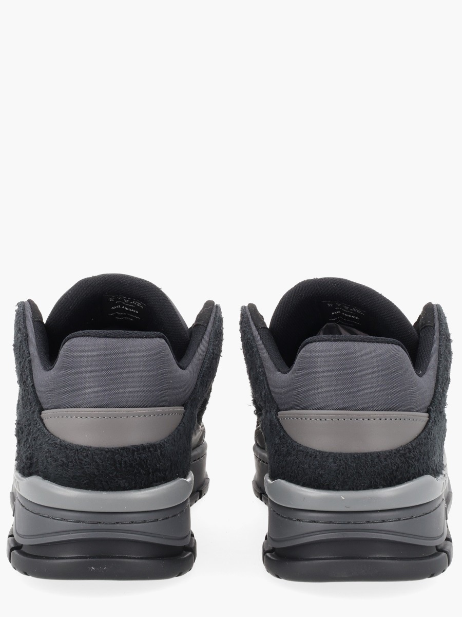 nanito_source_url:https://nokinstyle.com/2331880/sneaker-area-lo.jpg