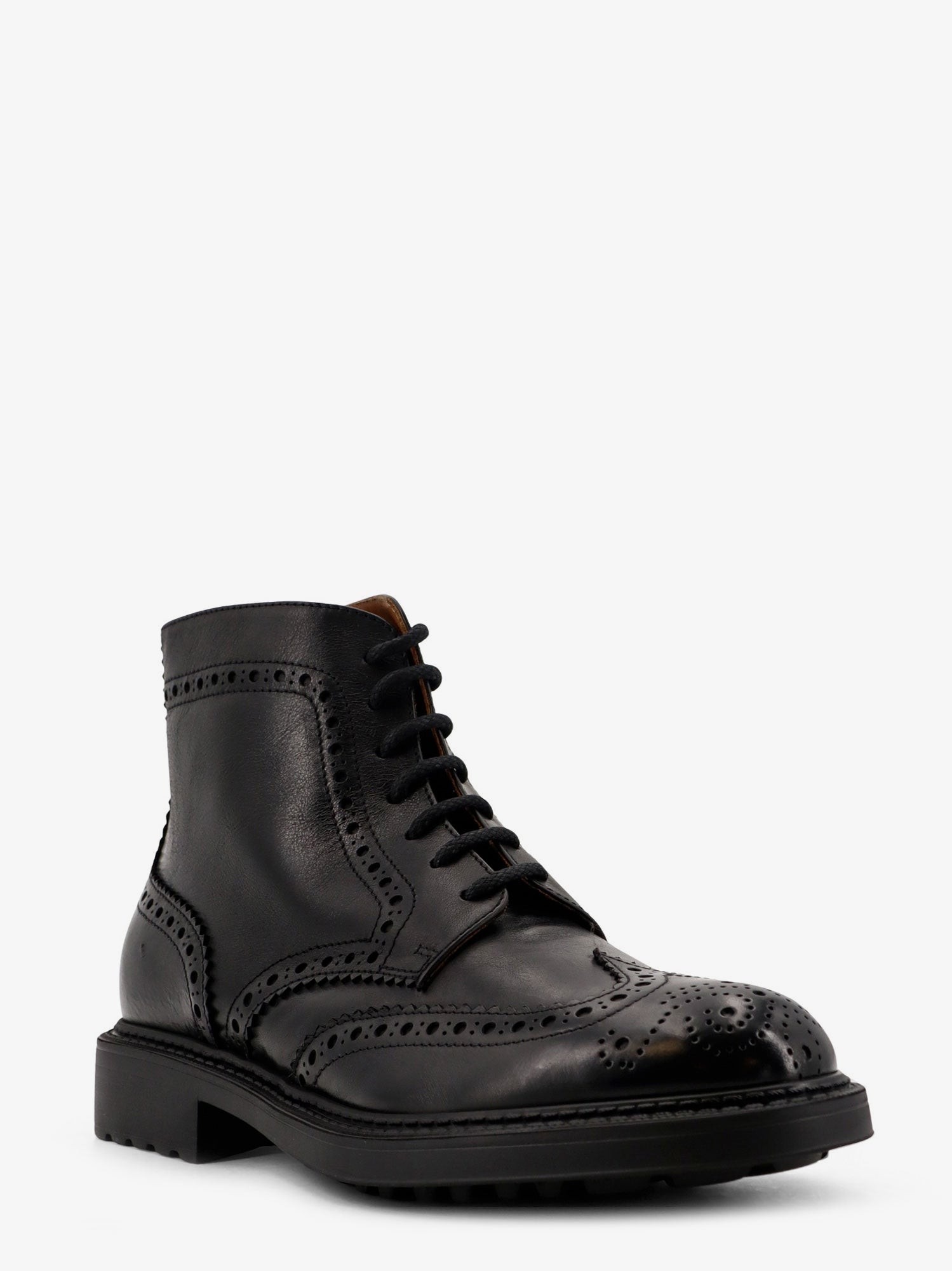 nanito_source_url:https://nokinstyle.com/2407603/triumph-leather-ankle-boots.jpg