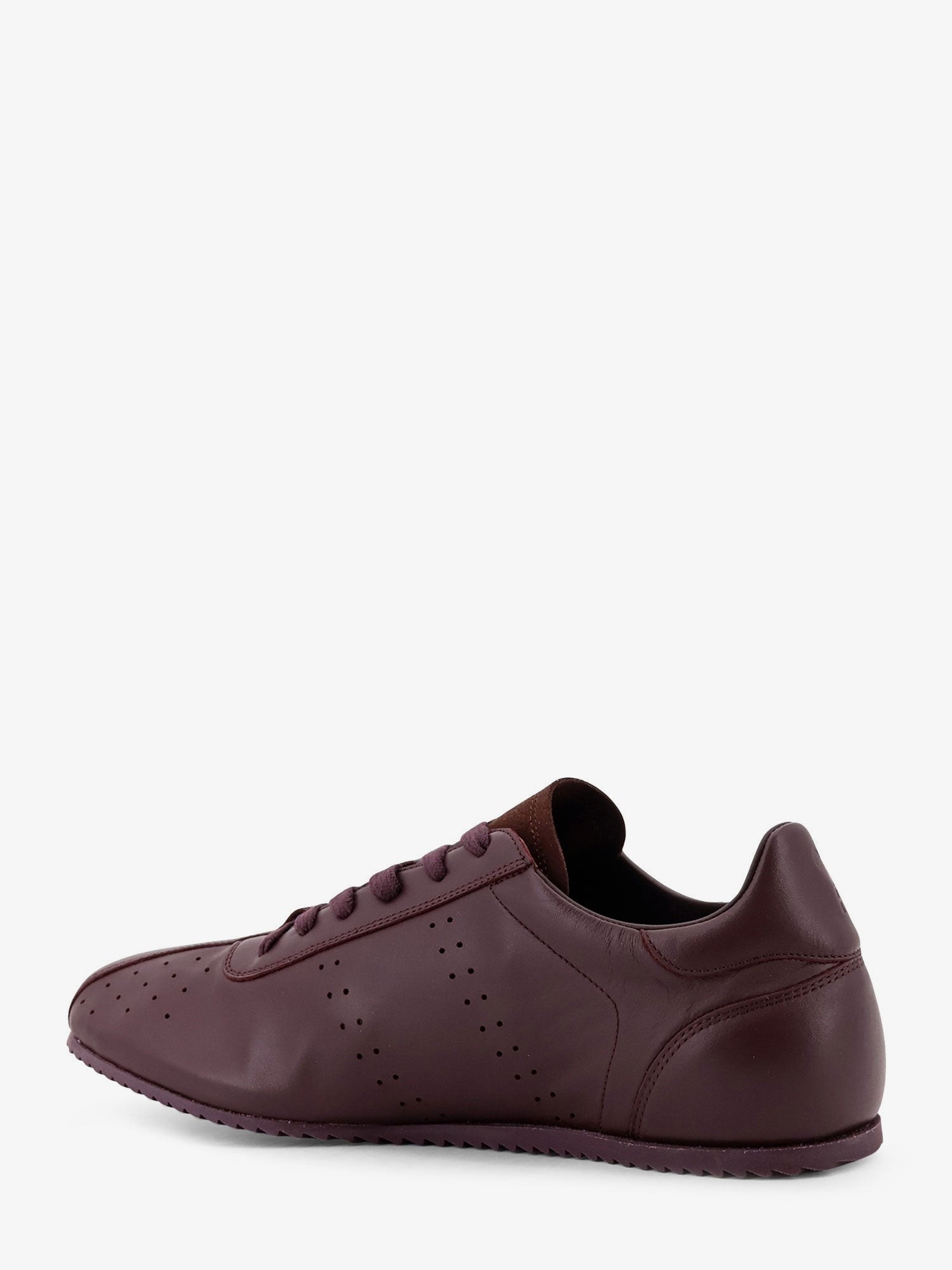 nanito_source_url:https://nokinstyle.com/2409121/leather-low-top-sneakers.jpg