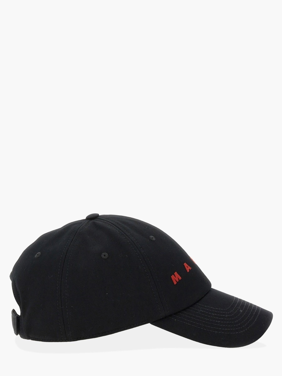 nanito_source_url:https://nokinstyle.com/2381587/baseball-hat-with-logo.jpg