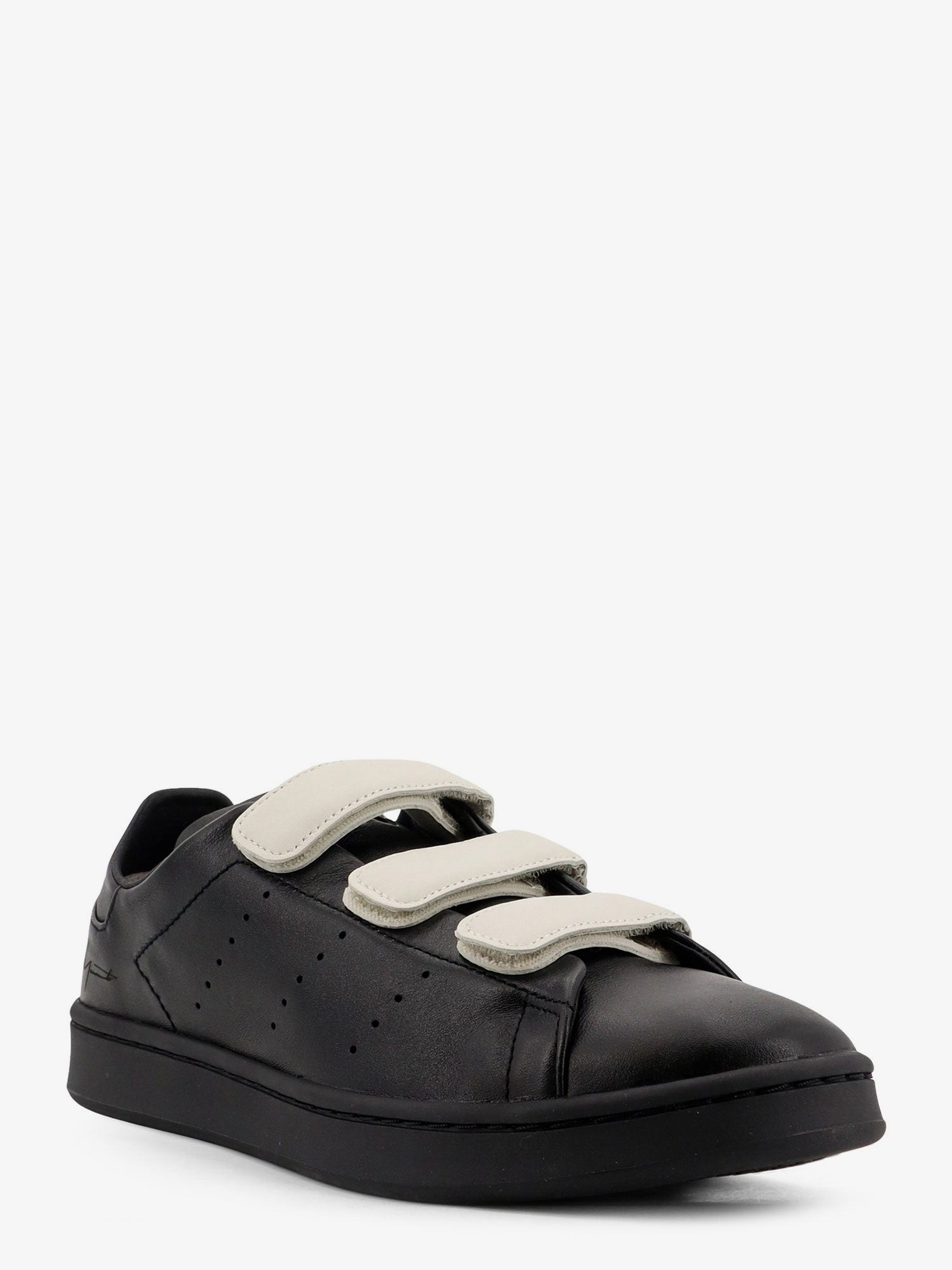 nanito_source_url:https://nokinstyle.com/2407740/y-3-stan-smith-velcro-leather-sneakers.jpg