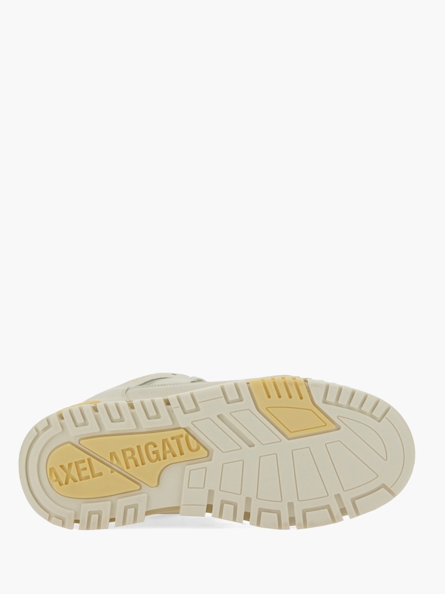 nanito_source_url:https://nokinstyle.com/2364344/sneaker-area-lo.jpg