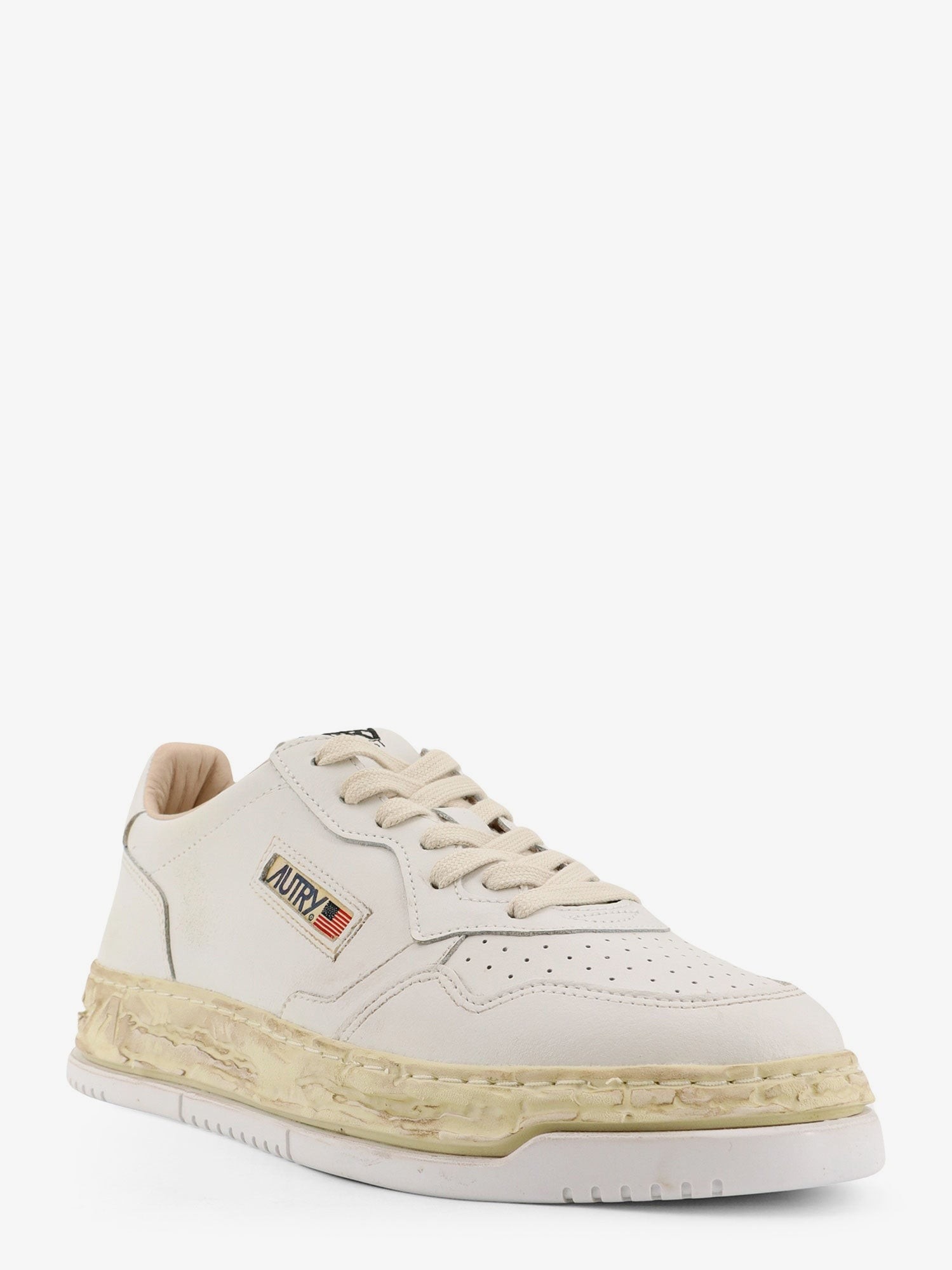 nanito_source_url:https://nokinstyle.com/2407799/super-vintage-low-leather-sneakers.jpg