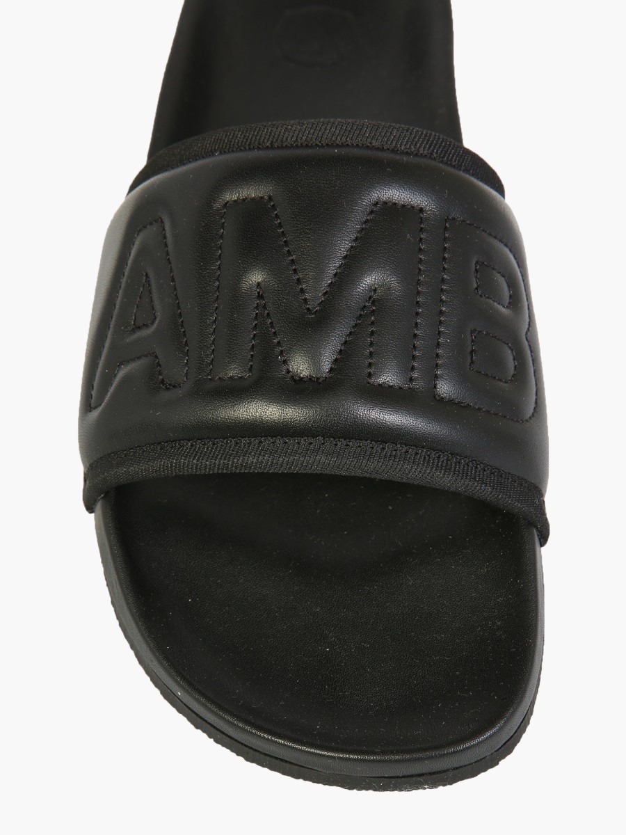 nanito_source_url:https://nokinstyle.com/2351072/leather-slide-sandals.jpg