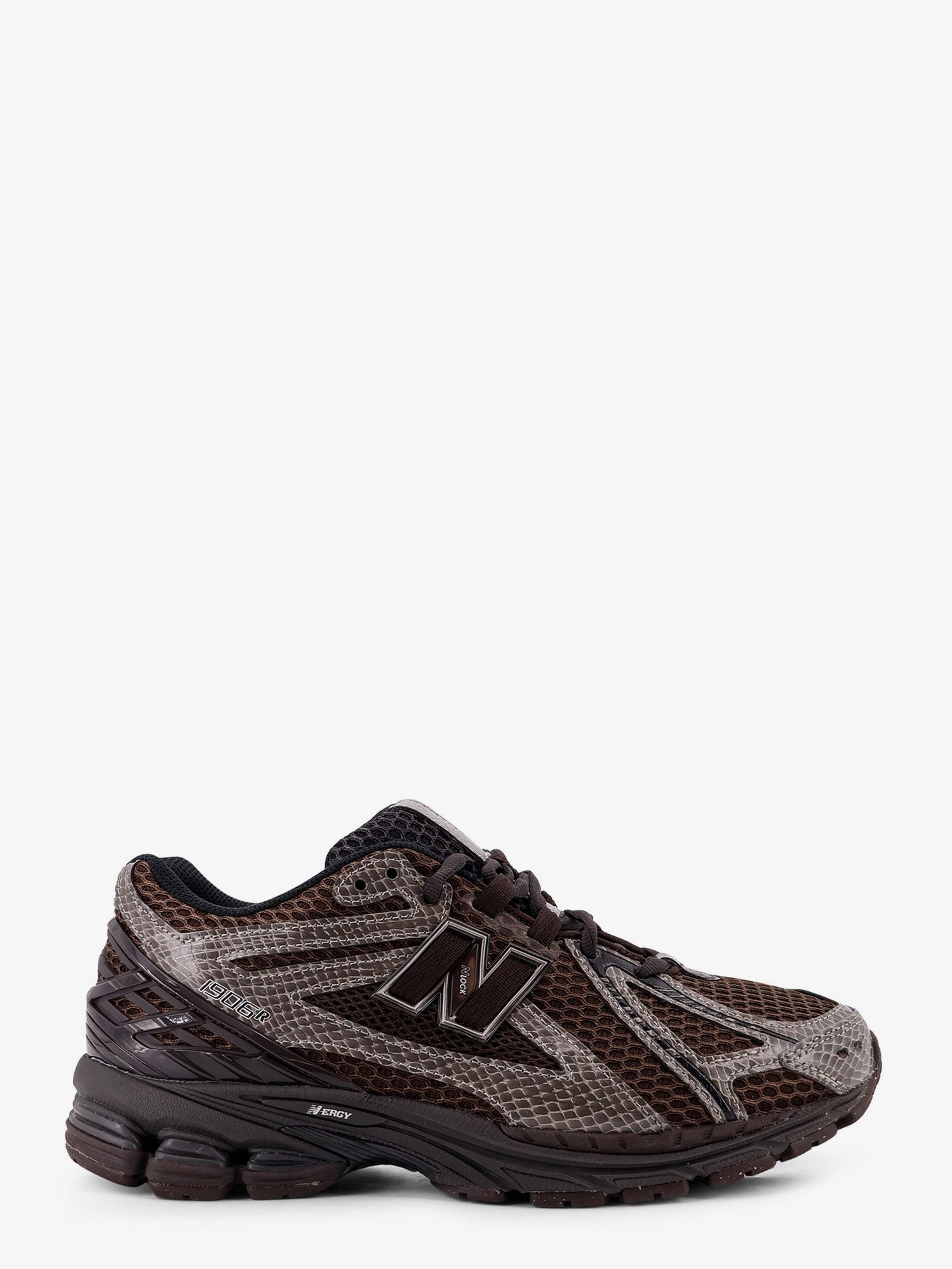 nanito_source_url:https://nokinstyle.com/2398416/19062-mesh-sneakers-with-logo-on-the-side.jpg