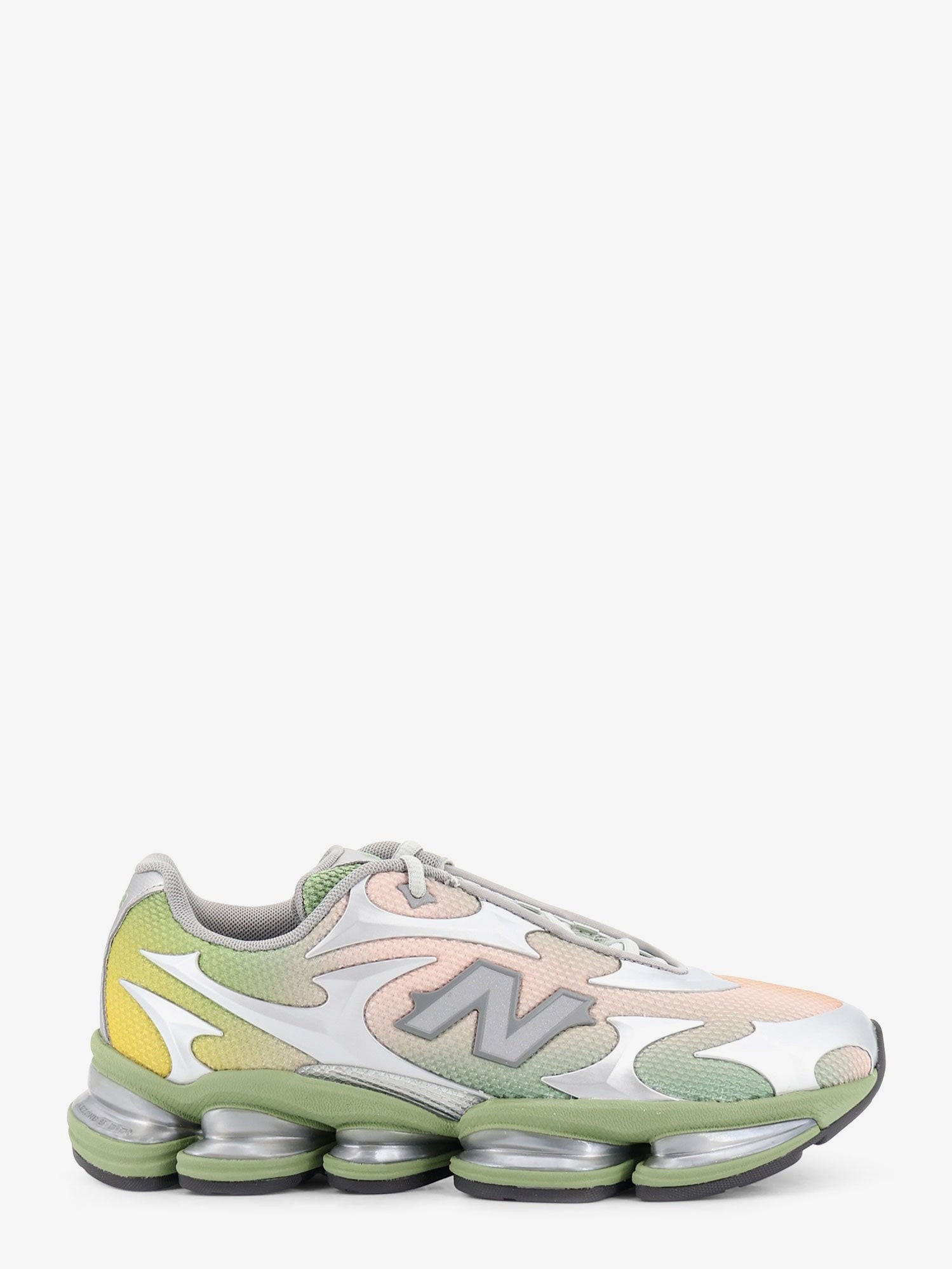 nanito_source_url:https://nokinstyle.com/2424758/sneakers-20006-in-tessuto-tecnico-con-logo-laterale.jpg