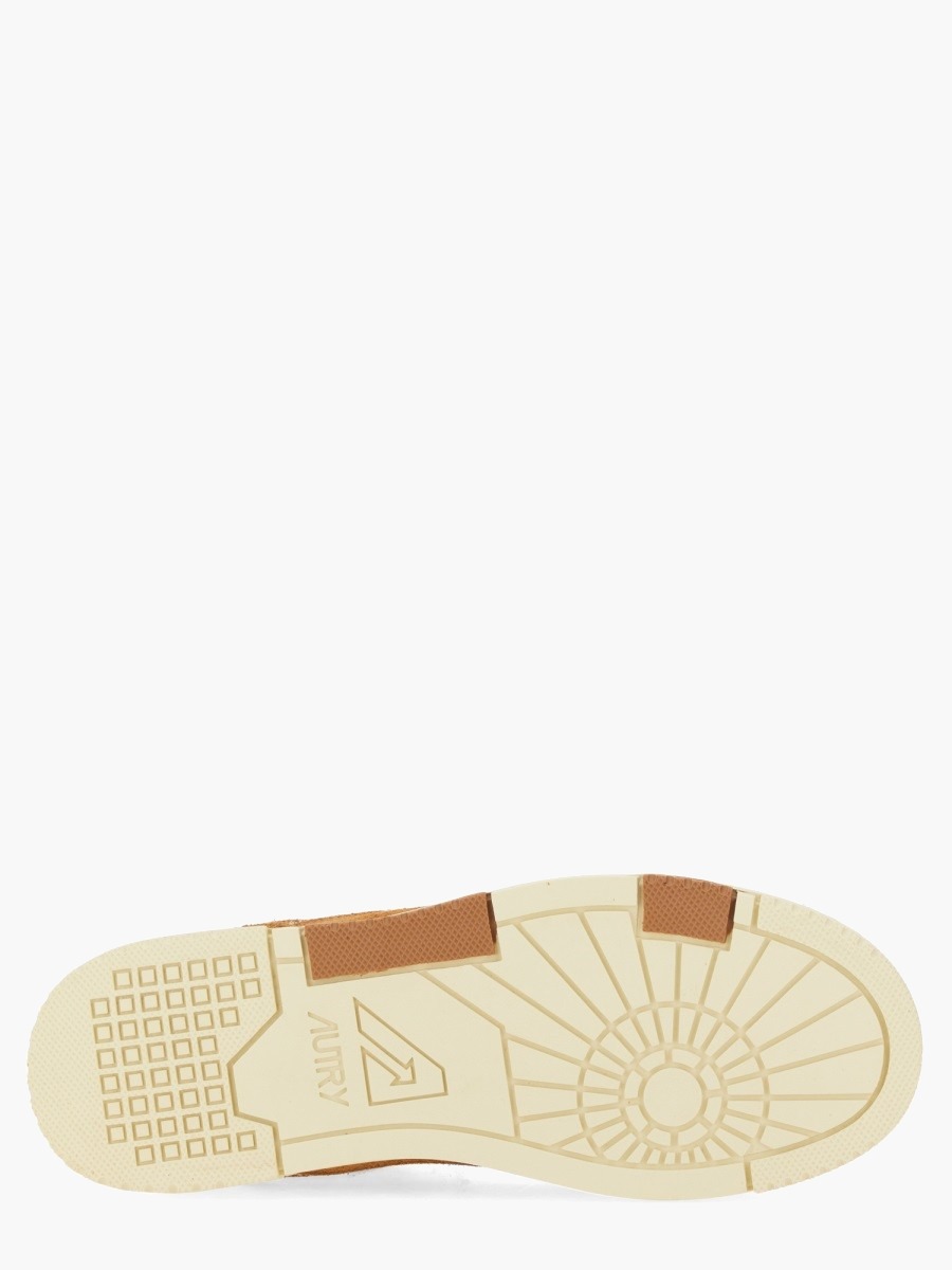 nanito_source_url:https://nokinstyle.com/2361486/sneaker-clc.jpg