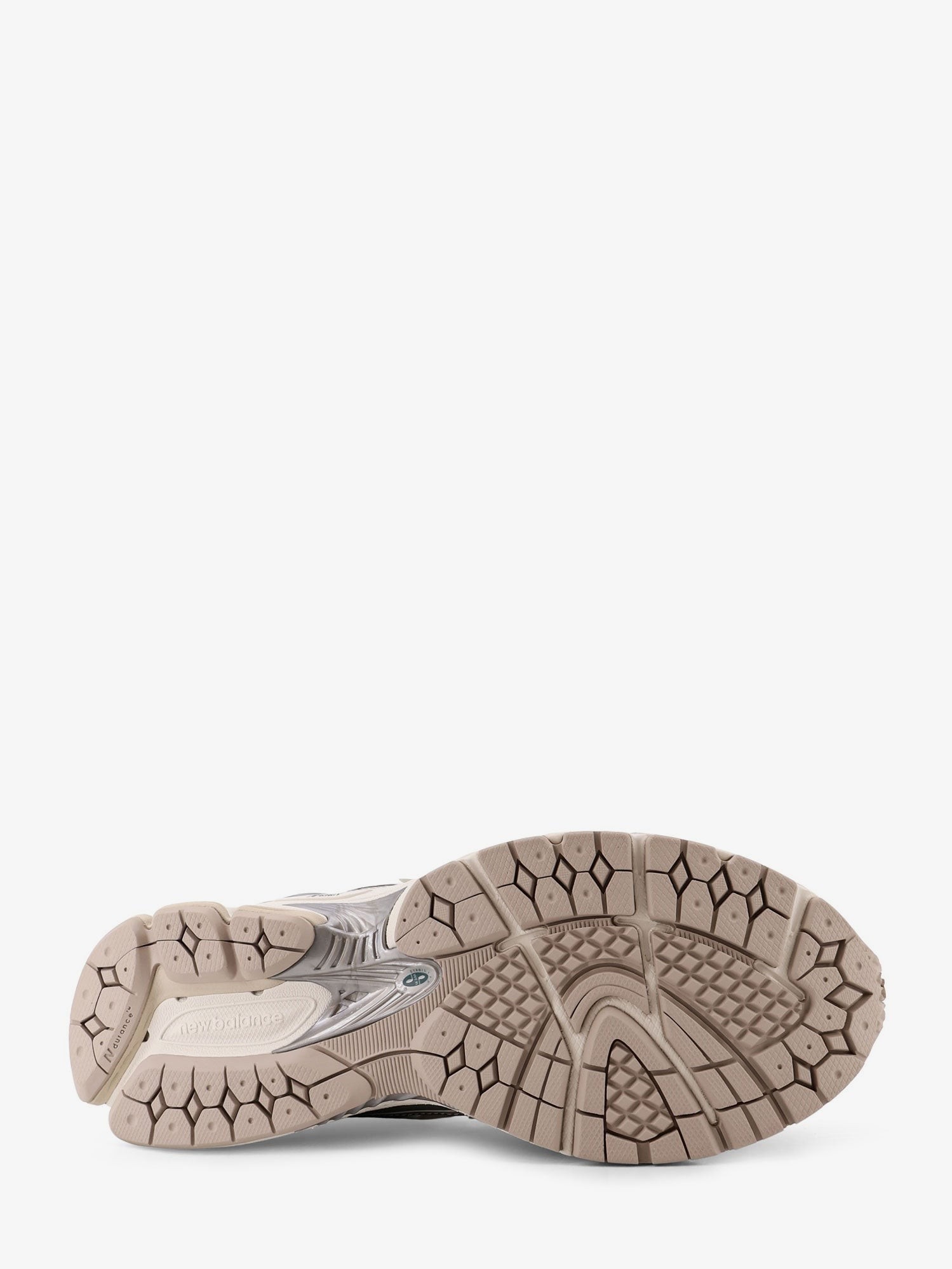 nanito_source_url:https://nokinstyle.com/2398464/1906-mesh-sneakers-with-logo-on-the-side.jpg