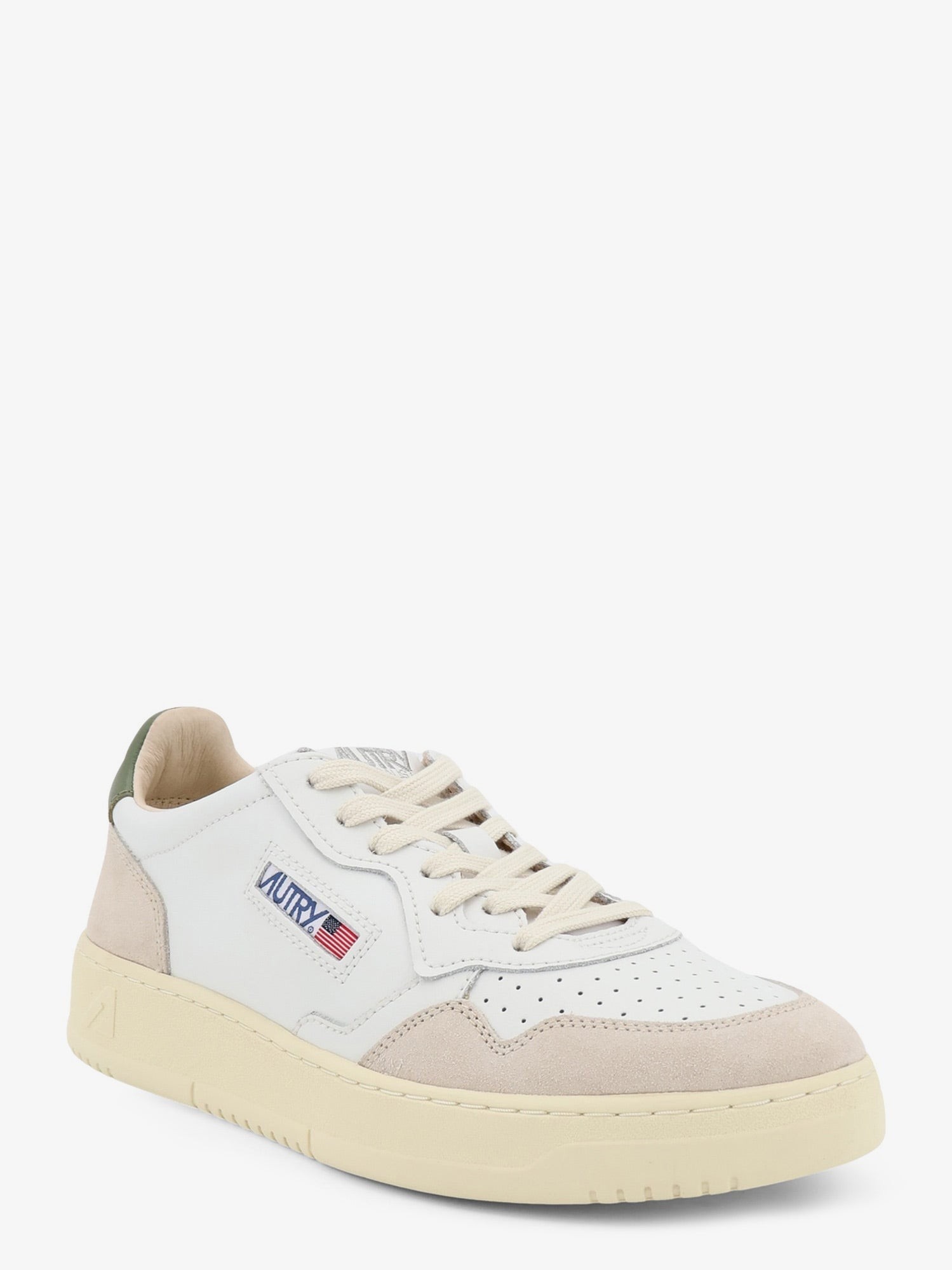 nanito_source_url:https://nokinstyle.com/2436702/medalist-low-leather-sneakers.jpg