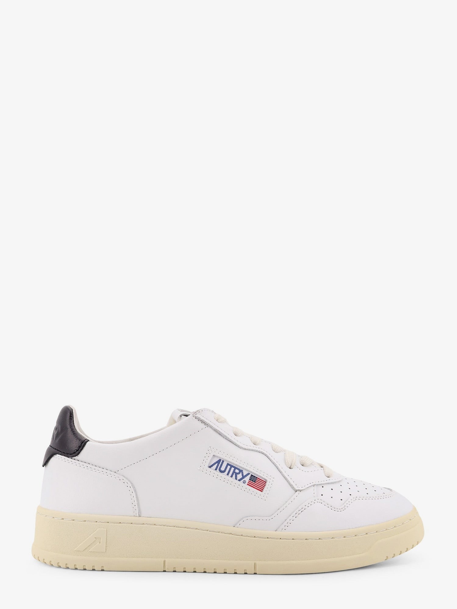 nanito_source_url:https://nokinstyle.com/2442477/medalist-low-leather-sneakers-with-side-logo.jpg