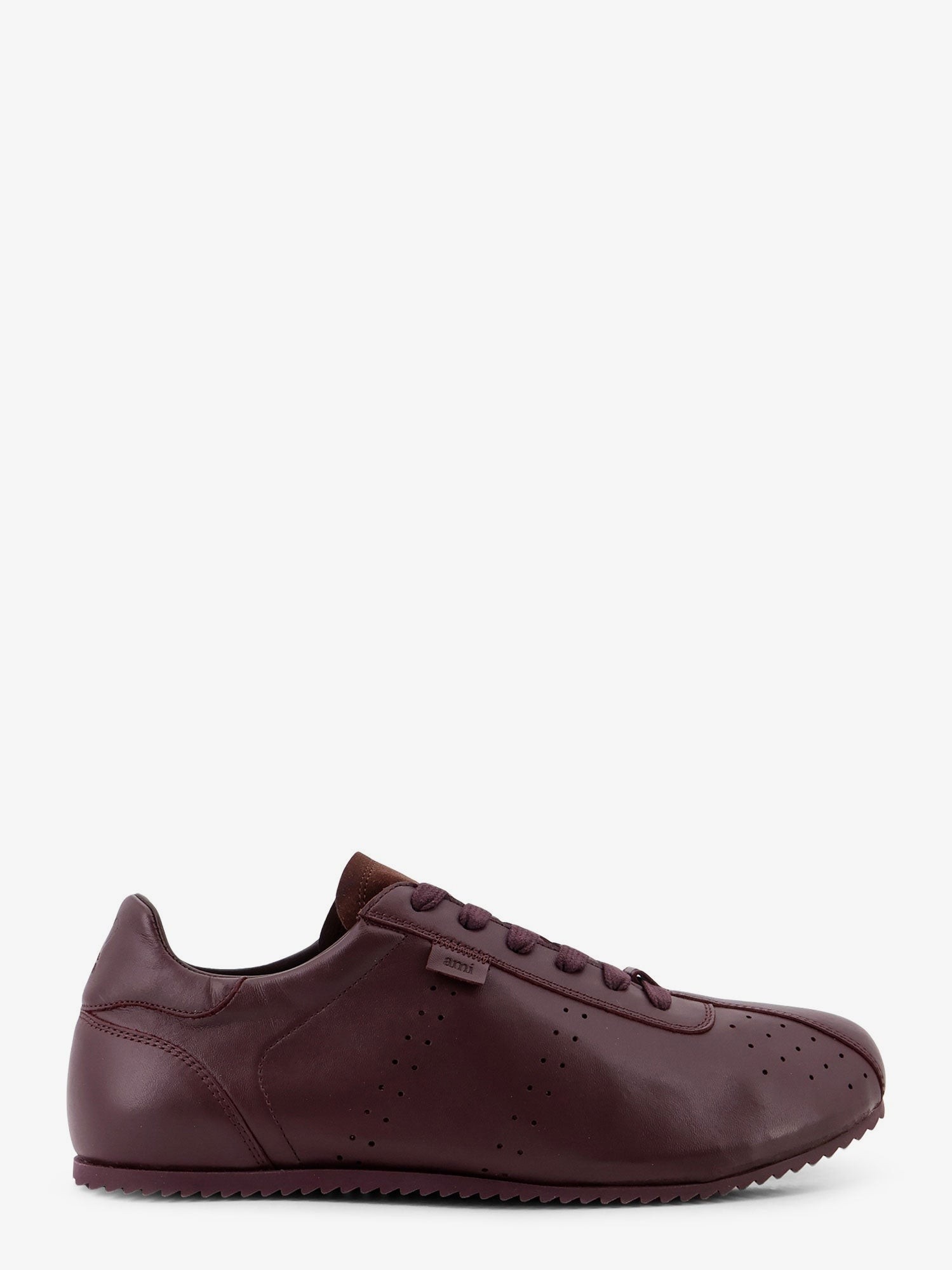 nanito_source_url:https://nokinstyle.com/2409119/leather-low-top-sneakers.jpg
