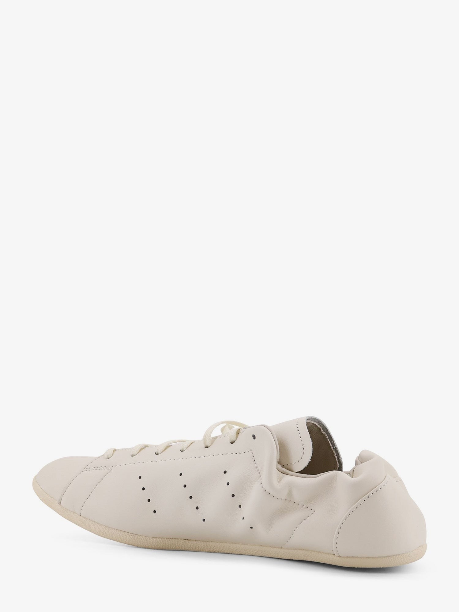 nanito_source_url:https://nokinstyle.com/2402531/y-3-stan-smith-lo-pro-leather-sneakers.jpg