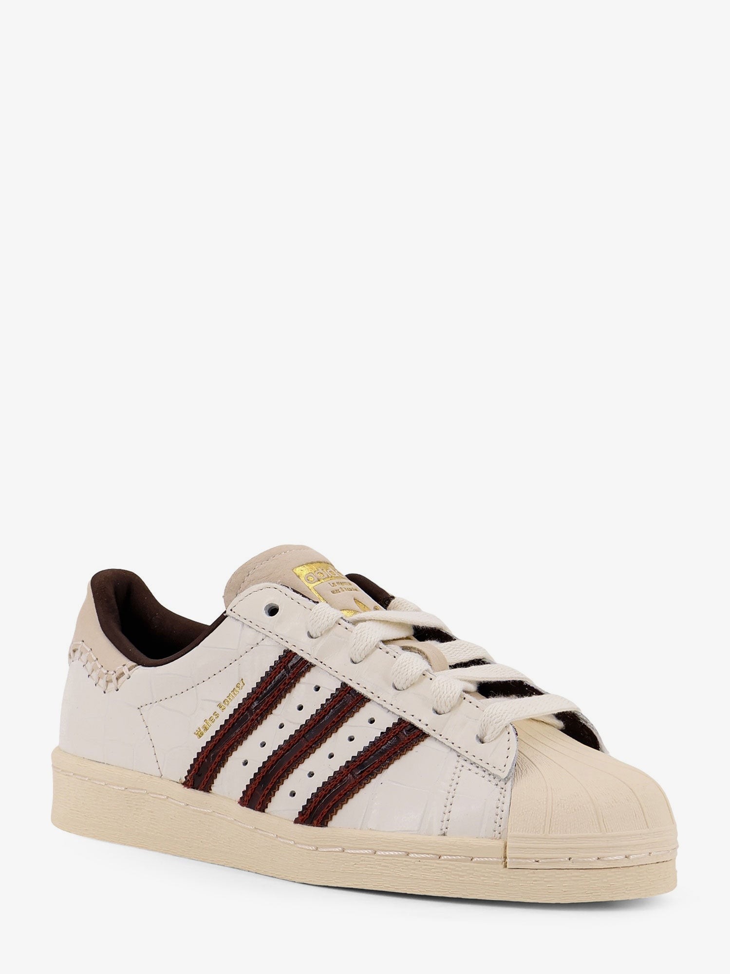 nanito_source_url:https://nokinstyle.com/2406005/wb-superstar-leather-sneakers-withlettering-logo-on-the-side.jpg