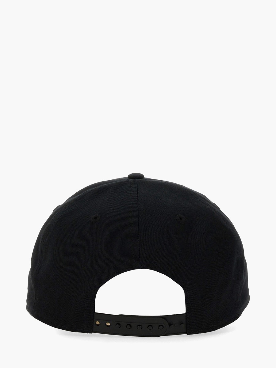 nanito_source_url:https://nokinstyle.com/2342761/baseball-hat-with-logo.jpg