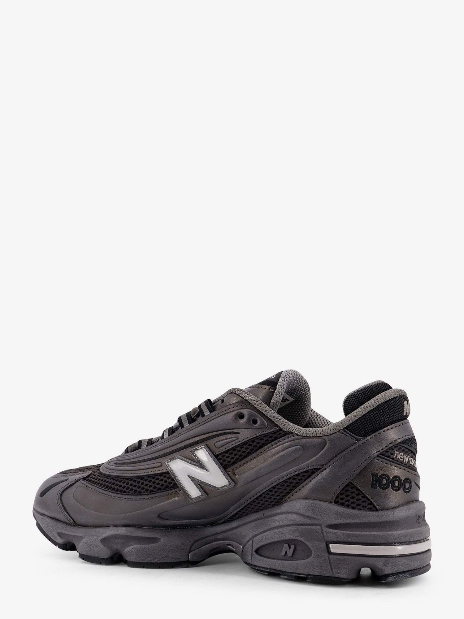 nanito_source_url:https://nokinstyle.com/2398877/1000-low-top-mesh-sneakers.jpg