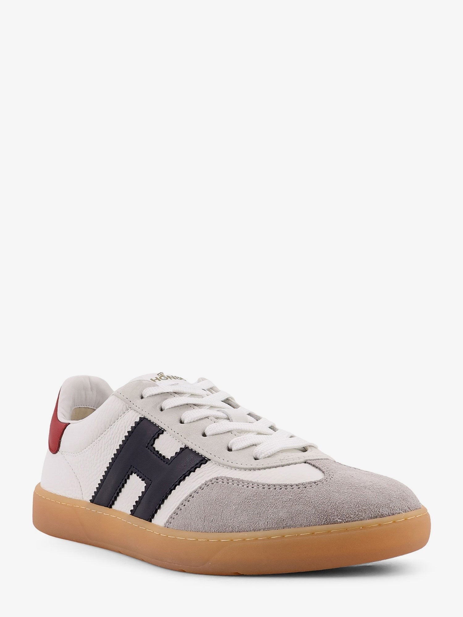 nanito_source_url:https://nokinstyle.com/2404006/leather-sneakers-with-suede-inserts.jpg